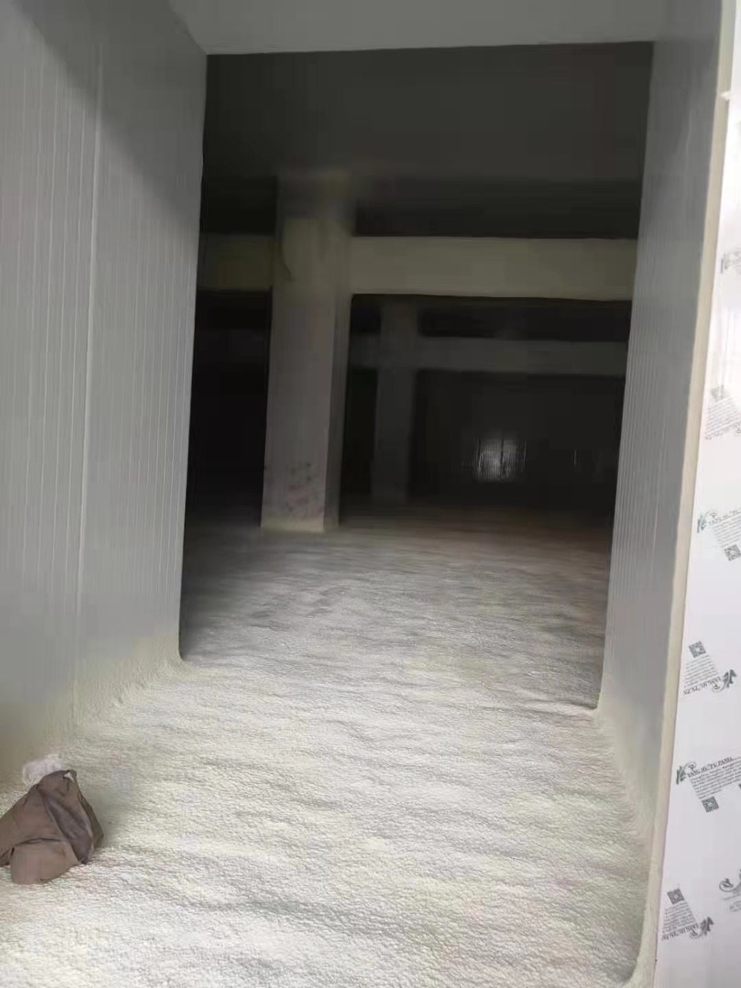 小型冷庫的地面保溫的做法比較簡單,因?yàn)樾⌒屠鋷鞂τ诶鋷煳锲返某兄貨]有特殊的要求,通常采用跟墻面保溫相同的聚氨酯冷庫板,也就是我們常說的六面體保溫(頂部+底部+四周墻面)。