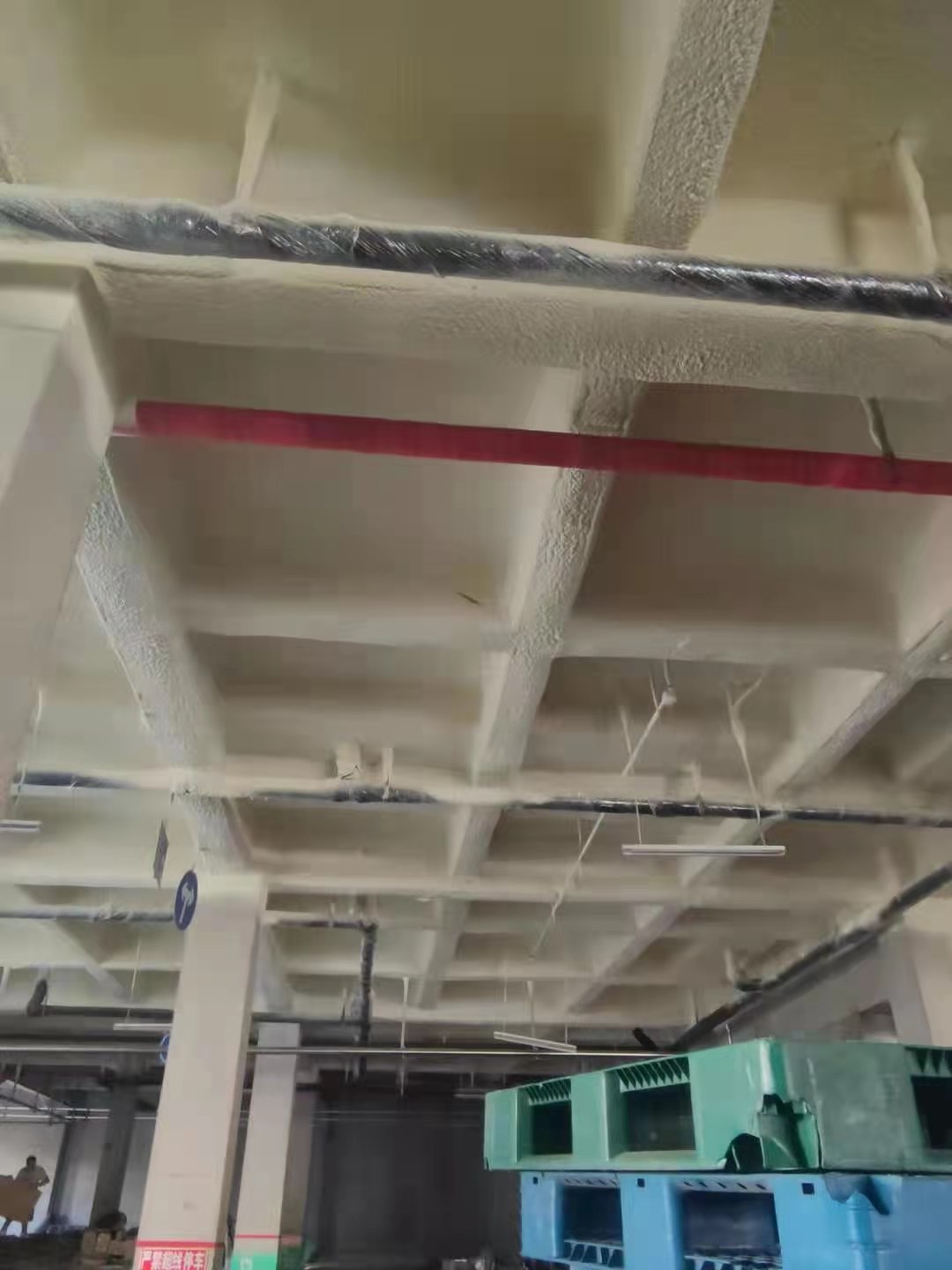 小型冷庫的地面保溫的做法比較簡單,因?yàn)樾⌒屠鋷鞂τ诶鋷煳锲返某兄貨]有特殊的要求,通常采用跟墻面保溫相同的聚氨酯冷庫板,也就是我們常說的六面體保溫(頂部+底部+四周墻面)。