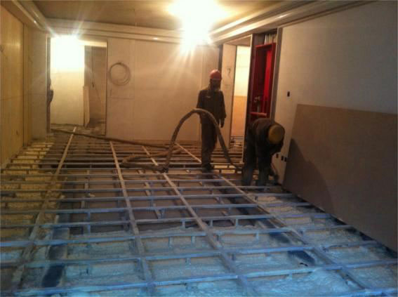 采用高壓無氣噴涂機現(xiàn)場直接發(fā)泡成型工藝,使屋面防水保溫一體化,形成的防水保溫層連續(xù)無接縫,具有保溫效果優(yōu)異、粘接性能好、強度高、抗?jié)B透性強和耐老化性能優(yōu)異等特點。