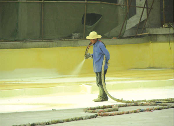 采用高壓無氣噴涂機現(xiàn)場直接發(fā)泡成型工藝,使屋面防水保溫一體化,形成的防水保溫層連續(xù)無接縫,具有保溫效果優(yōu)異、粘接性能好、強度高、抗?jié)B透性強和耐老化性能優(yōu)異等特點。