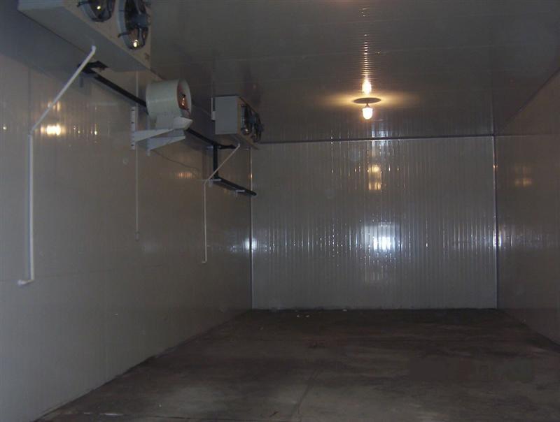 小型冷庫的地面保溫的做法比較簡單,因?yàn)樾⌒屠鋷鞂τ诶鋷煳锲返某兄貨]有特殊的要求,通常采用跟墻面保溫相同的聚氨酯冷庫板,也就是我們常說的六面體保溫(頂部+底部+四周墻面)。