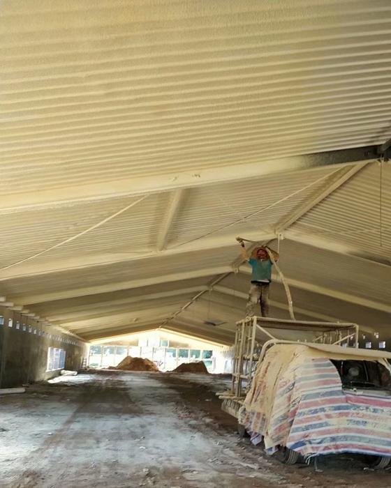 噴涂硬泡聚氨酯以聚氨酯黑料(聚合MDI)、順達(dá)白料(組合聚醚)為雙組分。按照質(zhì)量比1:1的比例，通過高壓無氣噴槍自動(dòng)混合均勻，然后以氣霧的形式高速噴涂，由于其優(yōu)異的自粘接性能，最終在被噴涂面上形成均勻、細(xì)膩的泡沫體