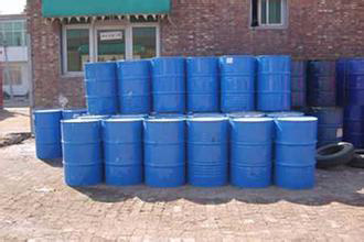 噴涂硬泡聚氨酯以聚氨酯黑料(聚合MDI)、順達白料(組合聚醚)為雙組分。按照質(zhì)量比1:1的比例，通過高壓無氣噴槍自動混合均勻，然后以氣霧的形式高速噴涂，由于其優(yōu)異的自粘接性能，最終在被噴涂面上形成均勻、細膩的泡沫體。