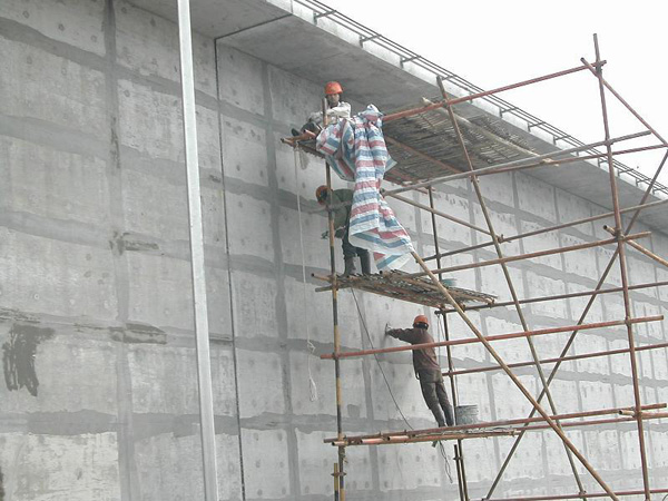 冷庫的墻、柱、樓板等主體采用砌塊、鋼筋混凝土結(jié)構(gòu),冷庫墻體內(nèi)側(cè)粘貼保溫層,保溫層兩 側(cè)需做防潮隔汽層,內(nèi)側(cè)再做土建防護(hù)層。